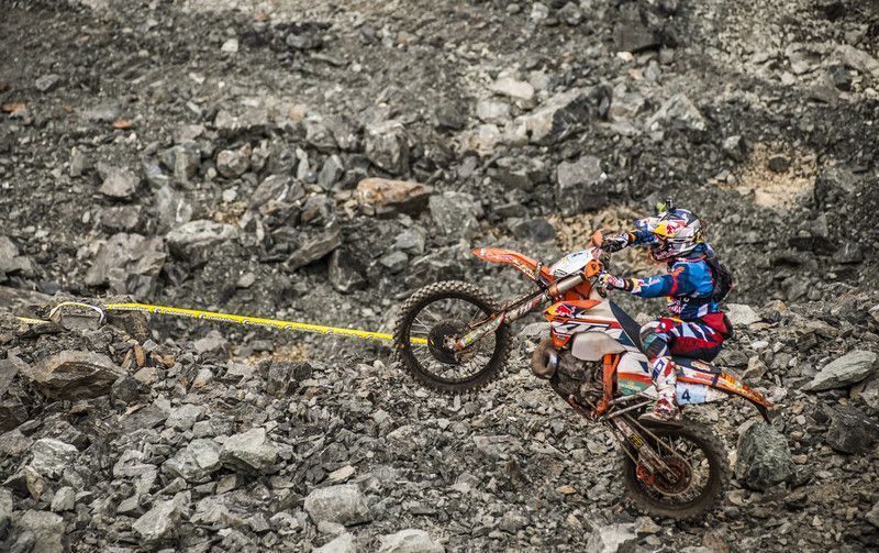 Jonny Walker consigue la victoria en una resbaladiza primera jornada del Red Bull Romaniacs