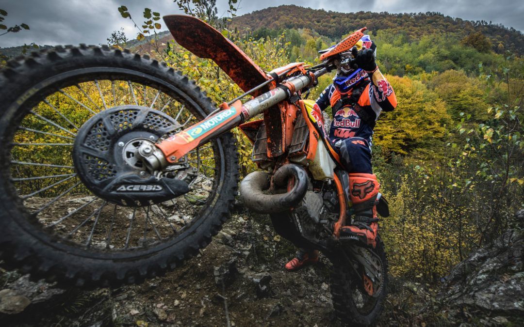 El campeón toma la delantera, Lettenbichler gana el día 2 de Red Bull Romaniacs