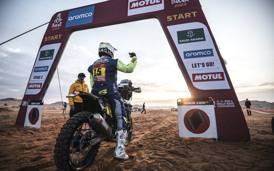 Todos los pilotos españoles que competirán con moto en el Dakar 2024
