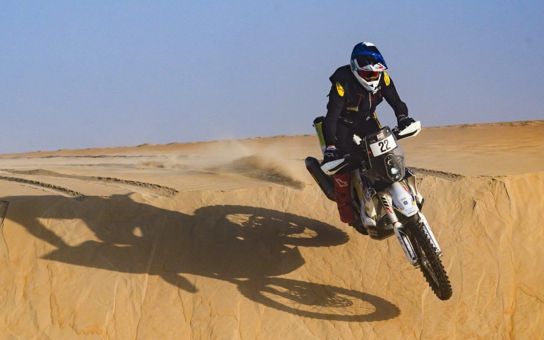 ADDC: Michael Docherty gana la 1º etapa aprovechando un problema de Branch