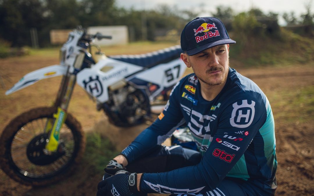 Operan a Billy Bolt de una lesión en su rodilla y se perderá el inicio del Mundial de Hard Enduro