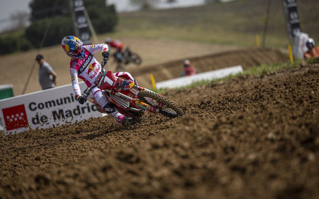 Prado y Guillén calientan las gradas del GP de España de MX