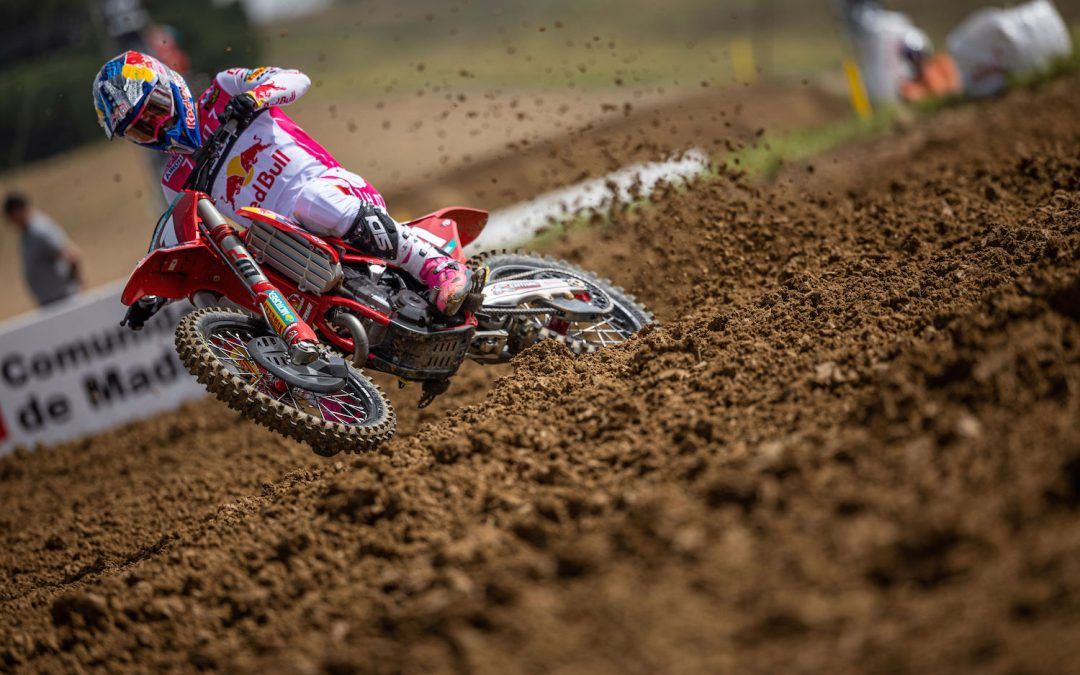 Jorge Prado domina el GP de España de MX