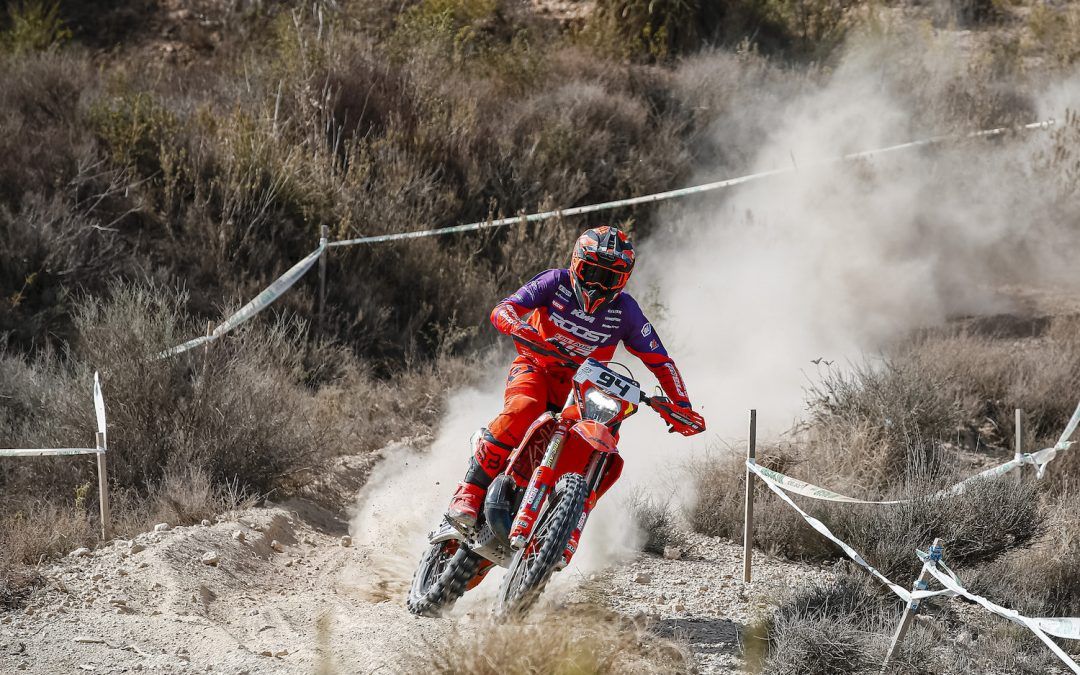 Los pilotos WP Eric Augé brillan en el arranque del nacional de Enduro 2024
