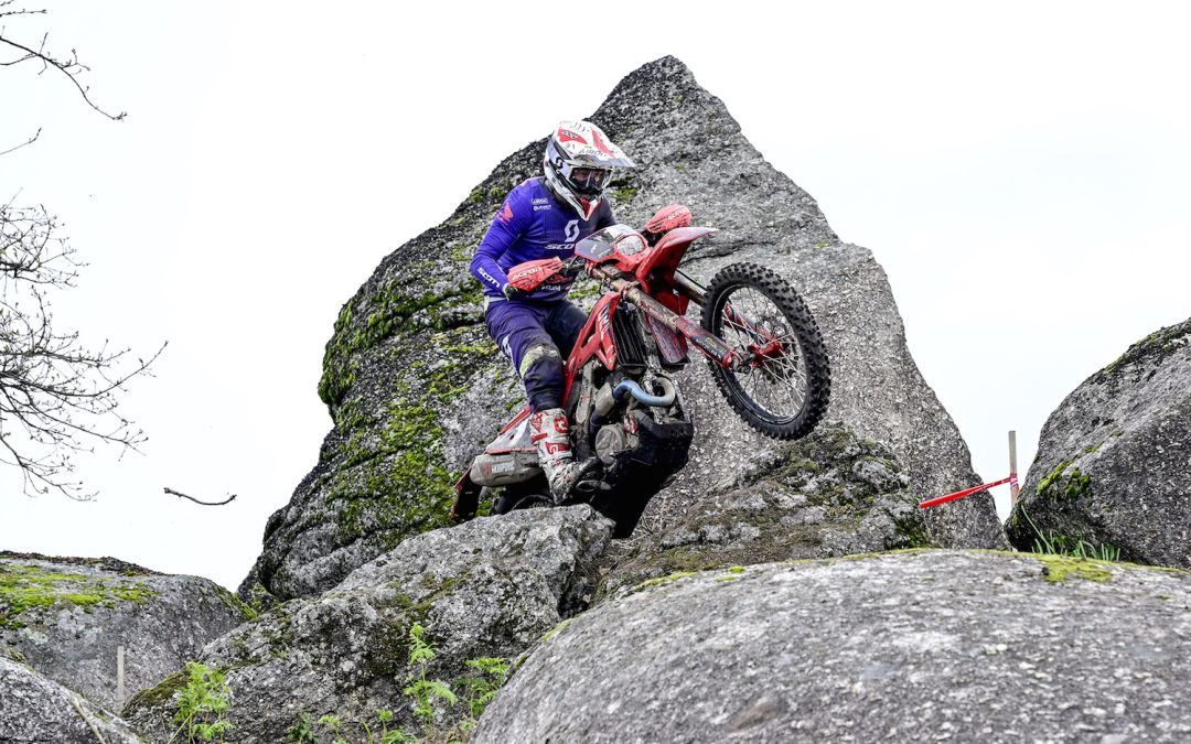Steve Holcombe consigue su primera victoria en EnduroGP con Honda