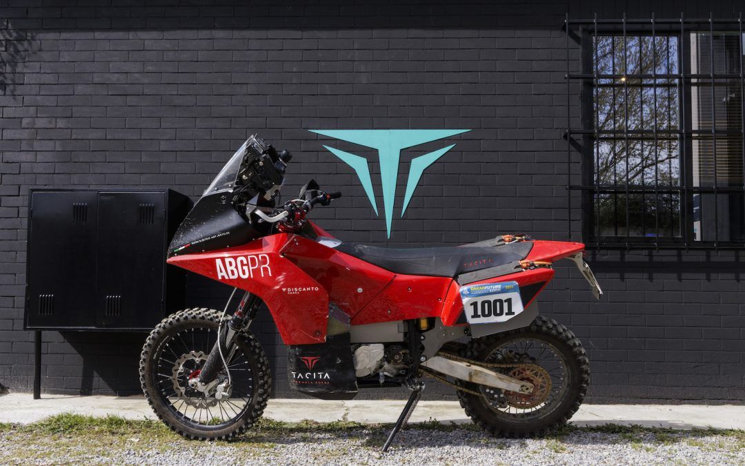 Tacita nos sorprende con sus evoluciones en motos eléctricas