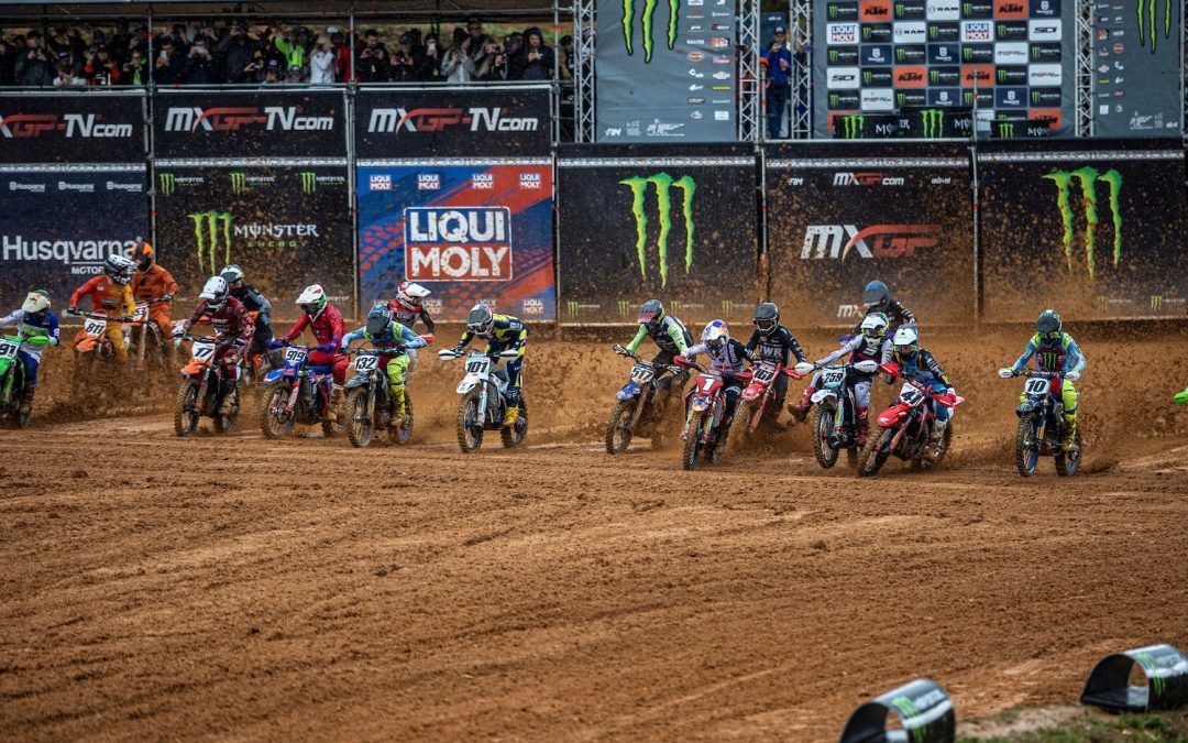 Pauls Jonass gana bajo el barrizal del MXGP Portugal