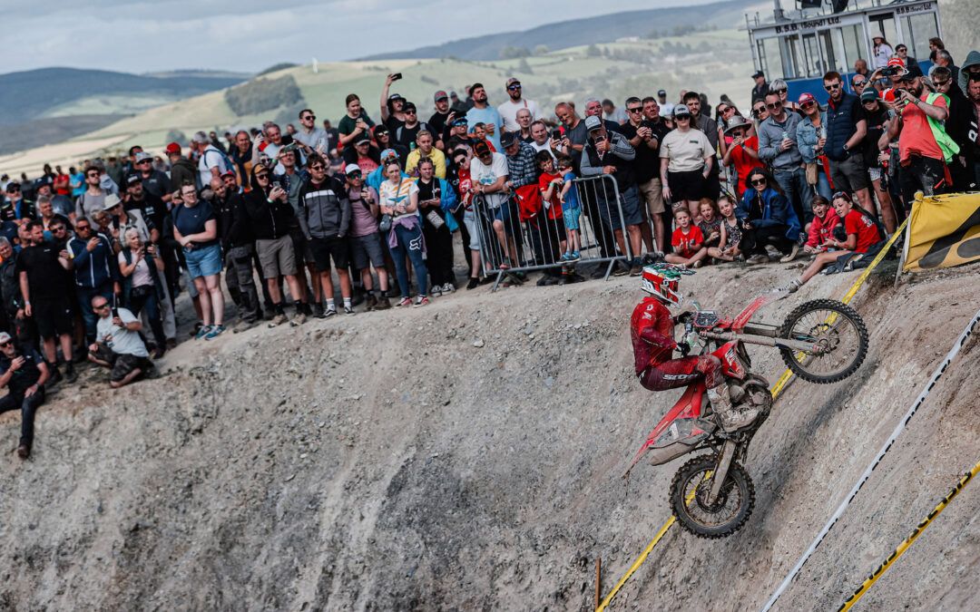 Steve Holcombe gana el 1er día del EnduroGP de Gales