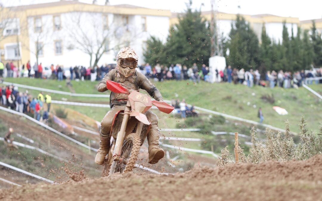 Alejandro Navarro gana un embarrado Cross Country de Valverde