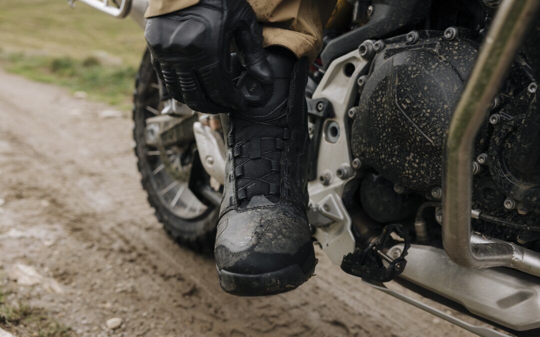 FOX Racing presenta las nuevas Botas Defend ADV y los Guantes Stealth Bomber Pro
