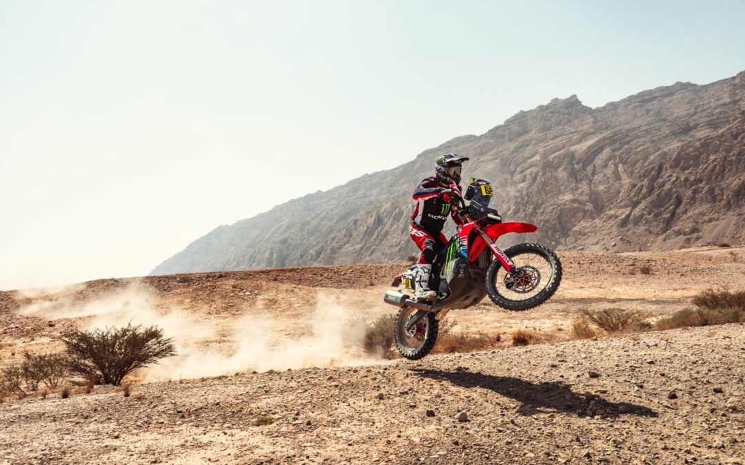 Tosha Schareina inicia el Abu Dhabi Desert Challenge ganando la etapa prólogo