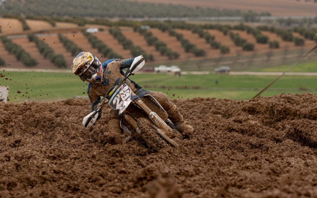 Gran victoria de Liam Everts en MX2 en un embarrado MXGP de Cózar