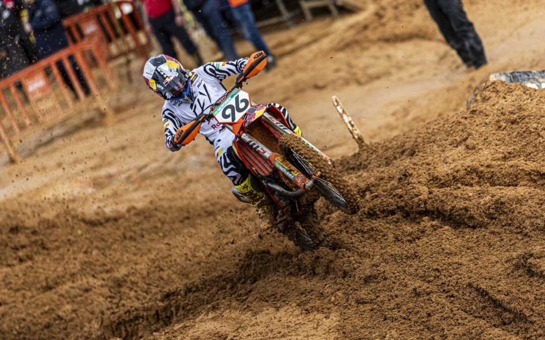 Lucas Coenen domina bajo el barro el MXGP de Portugal