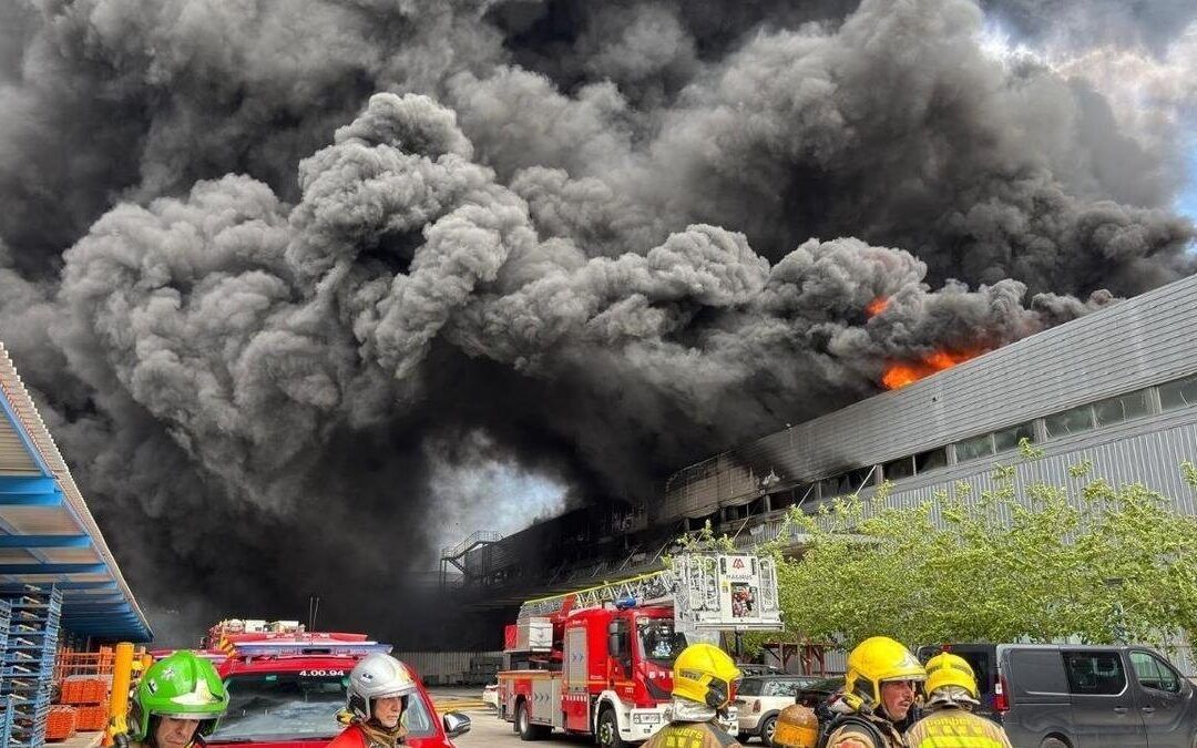 La nave logística de Honda en Santa Perpètua, queda totalmente calcinada tras un incendio