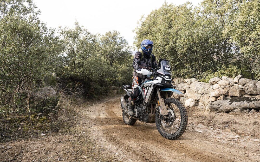 Gredos Book regresa a Navaluenga para Aventurarse entre Paisajes de la Sierra