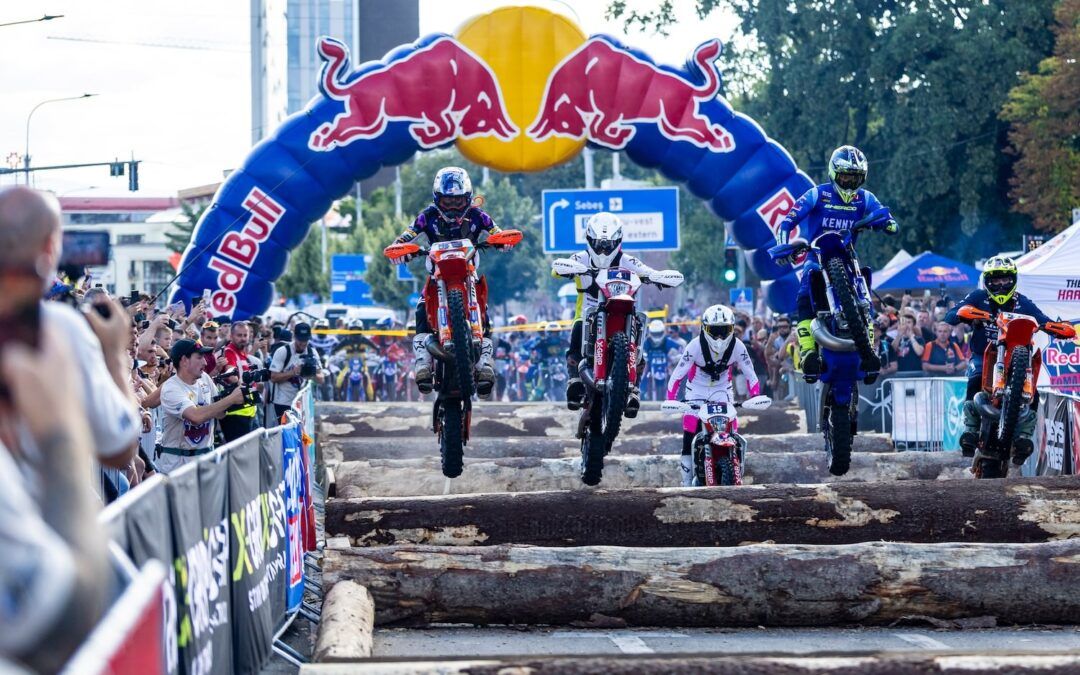 Teo Kabakchiev y Mario Román se imponen en el espectacular prólogo de Red Bull Romaniacs 2026